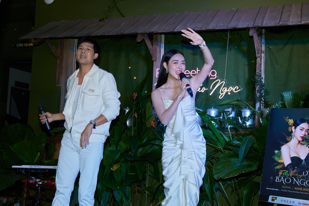 Diệp Bảo Ngọc ngẫu hứng khoe bài hát mới cùng Thái Sơn Beatbox - 2 Diệp Bảo Ngọc ngẫu hứng khoe bài hát mới cùng Thái Sơn Beatbox - 2