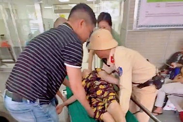 CSGT dùng ô tô mở đường, hỗ trợ đưa bệnh nhân nhồi máu não tới bệnh viện