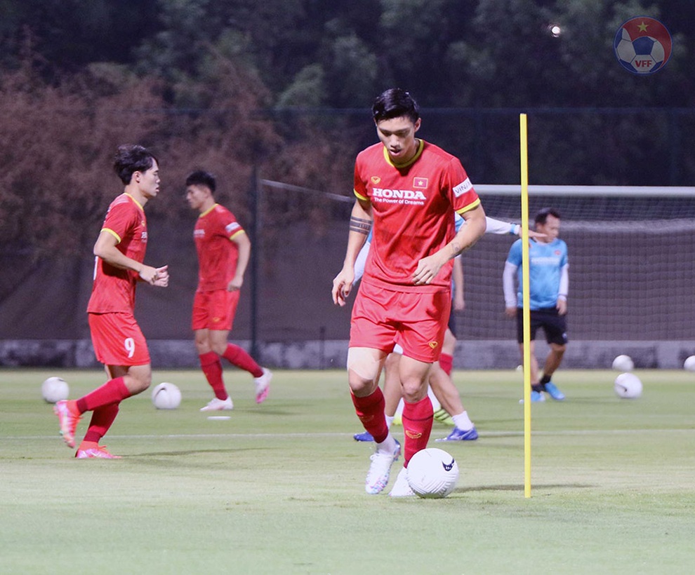 HLV Park Hang Seo truyền bí kíp cho người đóng thế Lee Young Jin - 2 HLV Park Hang Seo truyền bí kíp cho người đóng thế Lee Young Jin - 2