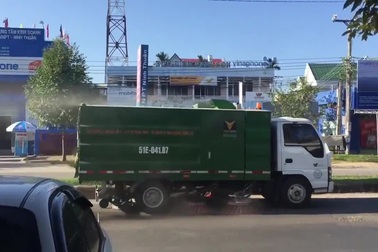 Xe hút bụi rồi lại... thải bụi ra môi trường tại Sài Gòn khiến dân mạng xôn xao