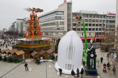 Chiêm ngưỡng bao cao su “khủng” với chiều cao 9 mét