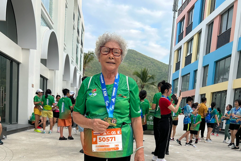 Cụ bà 80 tuổi chinh phục 5km ở Unique Nha Trang H-Marathon