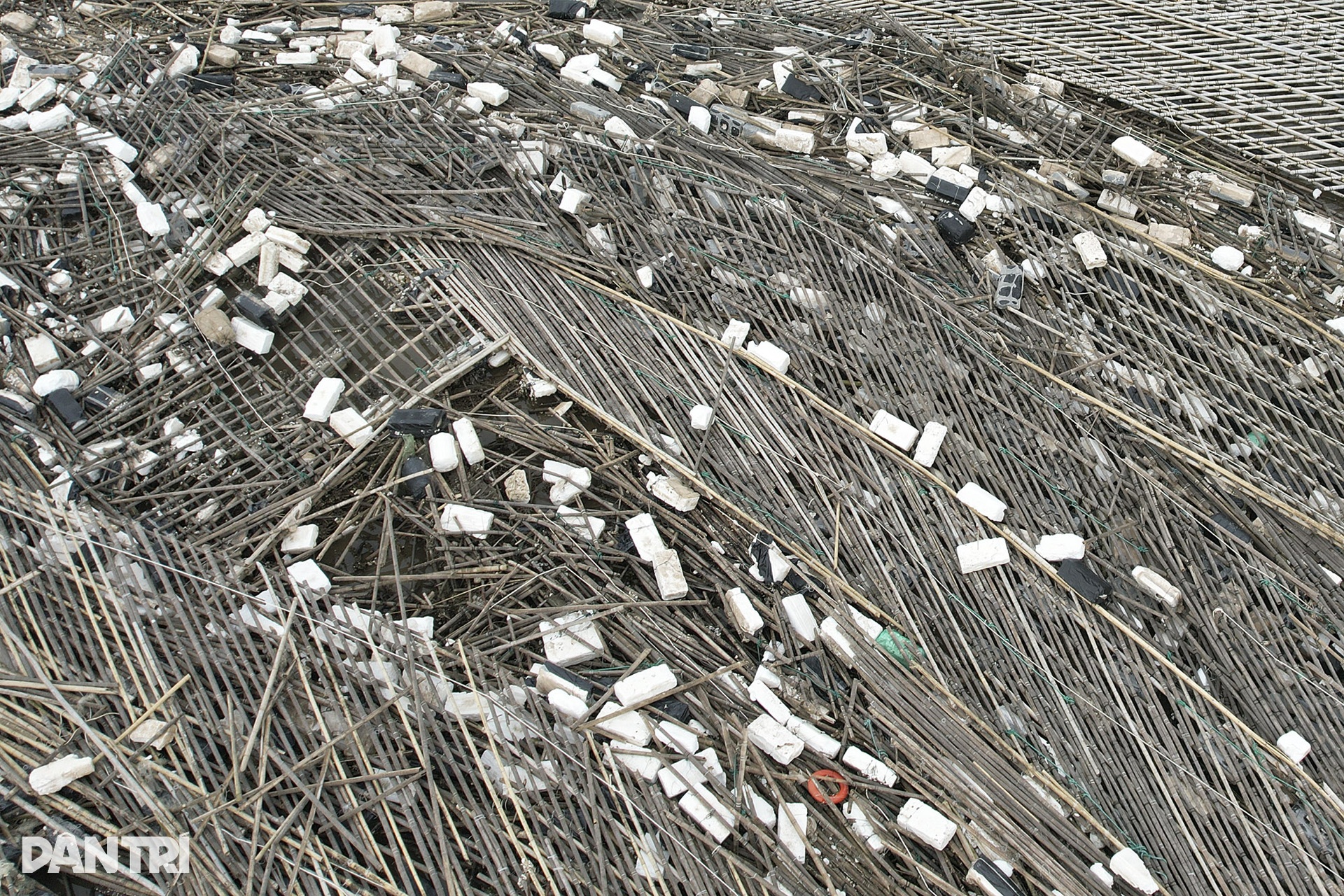 Hậu bão Yagi: Bãi rác khổng lồ lênh đênh trên vịnh Hạ Long - 6 Hậu bão Yagi: Bãi rác khổng lồ lênh đênh trên vịnh Hạ Long - 6