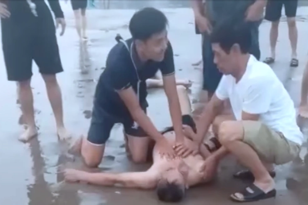 Ngư dân cứu được 4 du khách đuối nước trên biển Cửa Lò - 1 Ngư dân cứu được 4 du khách đuối nước trên biển Cửa Lò - 1