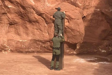 Phát hiện khối kim loại bí ẩn trong sa mạc Utah