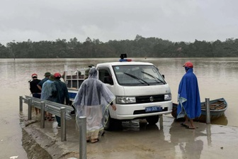 Người đàn ông gặp nạn khi chèo thuyền đi lùa trâu