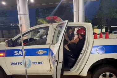 Sản phụ sinh con ngay trên xe đặc chủng của Cảnh sát giao thông