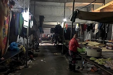 Cuộc sống tạm bợ trong giá rét của công nhân khu chung cư triệu đô