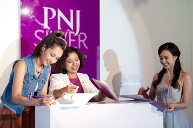 Anna Trương tái ngộ Midu