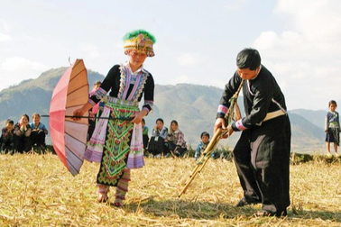 Tôn vinh nghệ thuật dùng sáp ong tạo hoa văn trên vải của người Mông