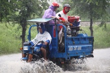 Nhà ngập, đê vỡ, nhiều nơi bị cô lập vì lũ