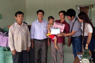 Trao hơn 36 triệu đồng đến bé Dương Minh Tuệ