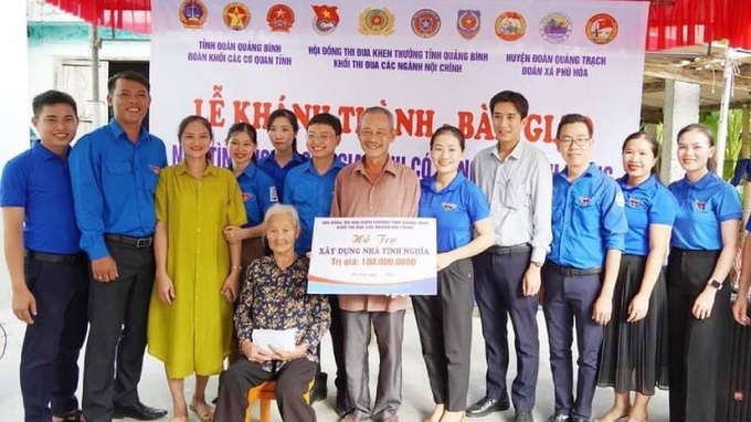 Đoàn Khối các cơ quan tỉnh Quảng Bình phối hợp với Khối thi đua các ngành Nội chính tỉnh tặng nhà tình nghĩa tại xã Phù Hóa, huyện Quảng Trạch - QB. 