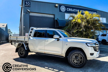 Toyota Land Cruiser LC300 bị cưa đôi làm xe bán tải