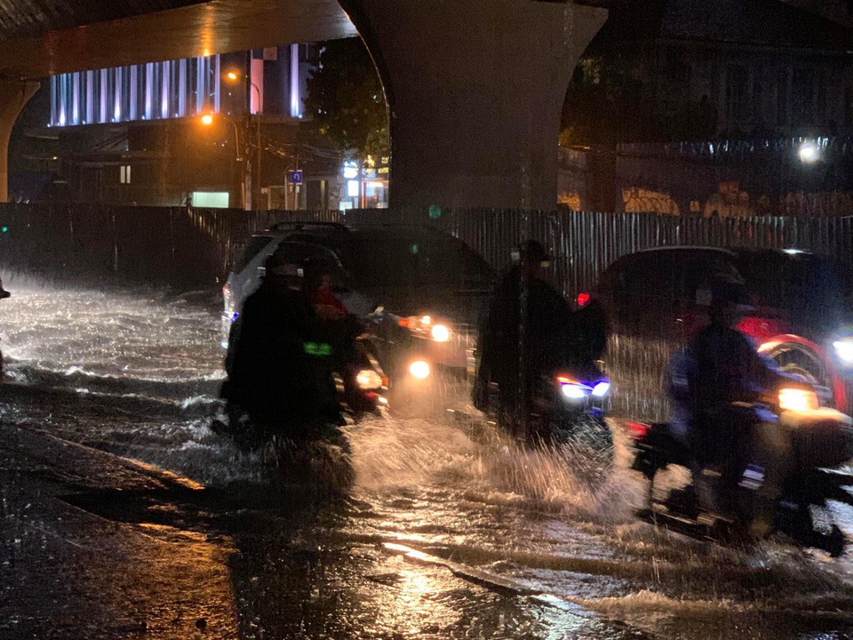 Mưa tối trời, Sài Gòn ngập nặng, kẹt xe đến tận nửa đêm - 5 Mưa tối trời, Sài Gòn ngập nặng, kẹt xe đến tận nửa đêm - 5