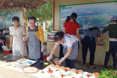 Sôi nổi làm bánh, nấu ăn nhân ngày Gia đình Việt Nam 28/6