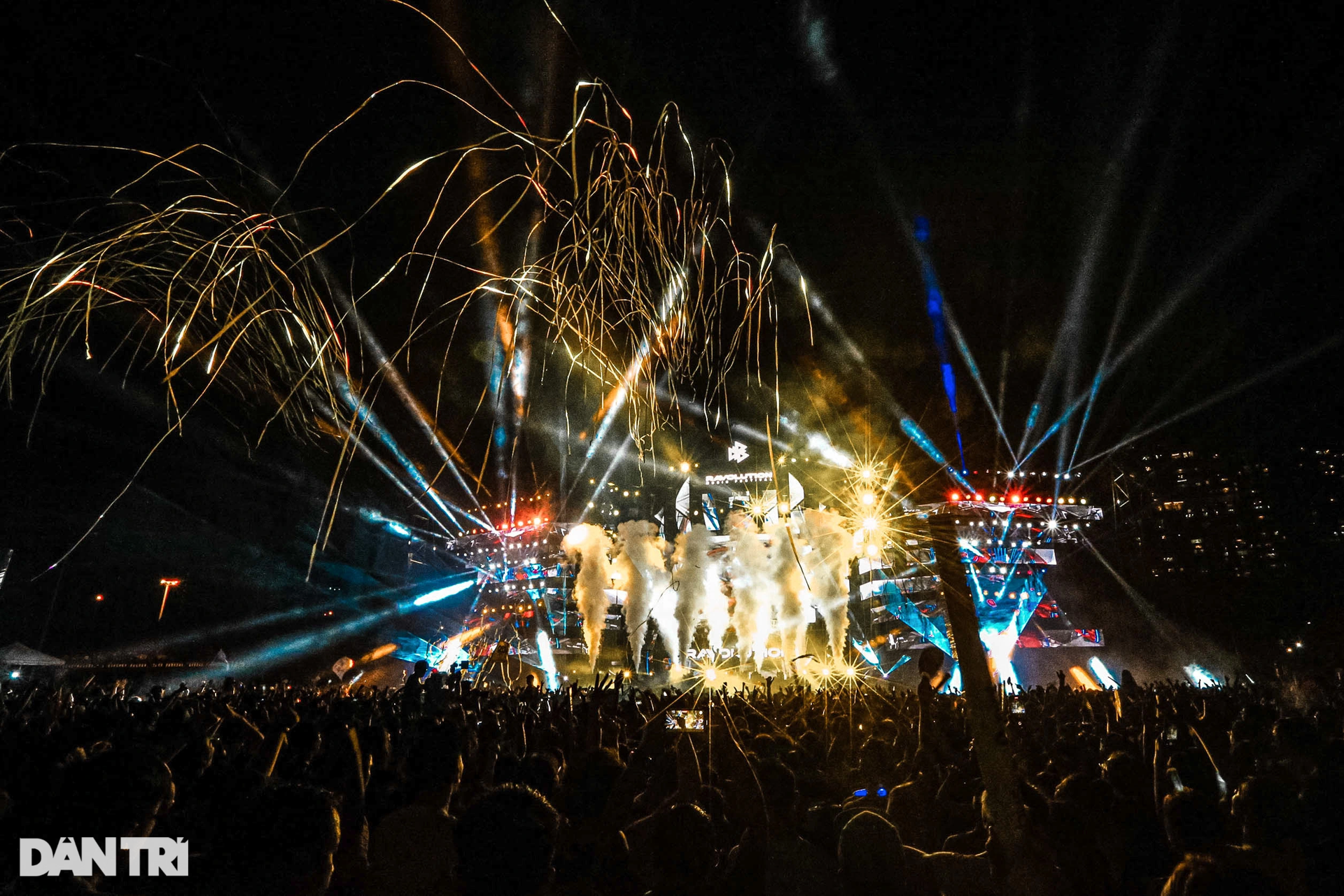 Hàng nghìn bạn trẻ quẩy hết mình với lễ hội âm nhạc EDM số một Việt Nam - 12 Hàng nghìn bạn trẻ quẩy hết mình với lễ hội âm nhạc EDM số một Việt Nam - 12