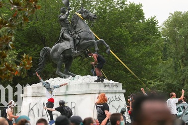 Người biểu tình đòi kéo đổ tượng cựu tổng thống Mỹ trước Nhà Trắng