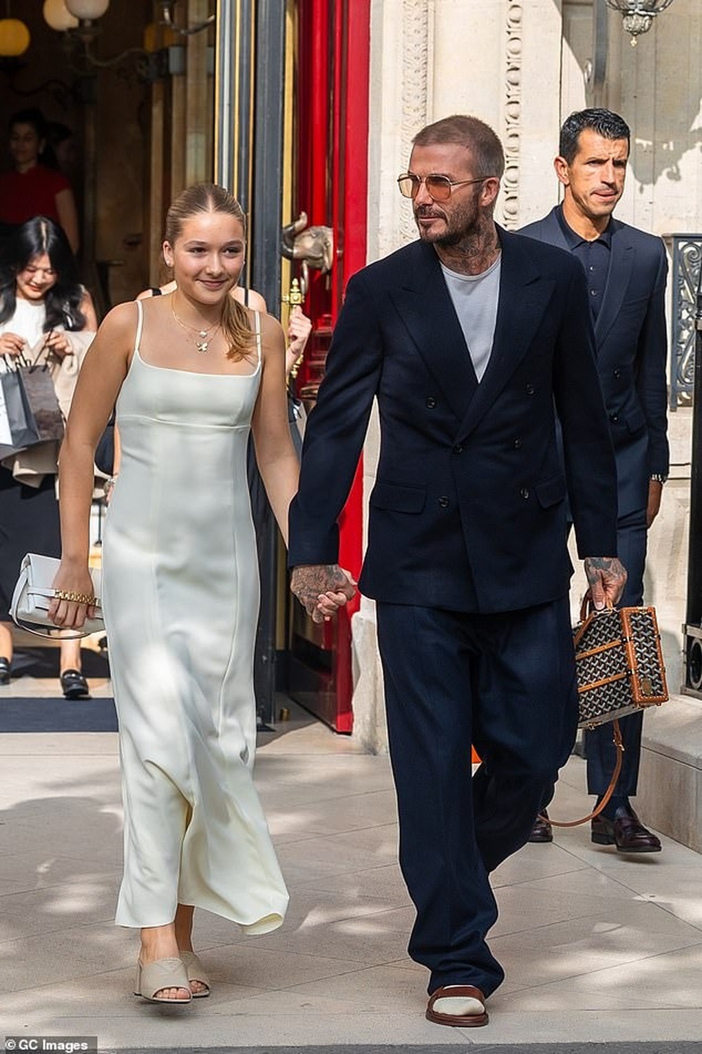 Harper Beckham biết làm điệu, được mẹ thiết kế váy đắt tiền đi dự sự kiện - 2 Harper Beckham biết làm điệu, được mẹ thiết kế váy đắt tiền đi dự sự kiện - 2