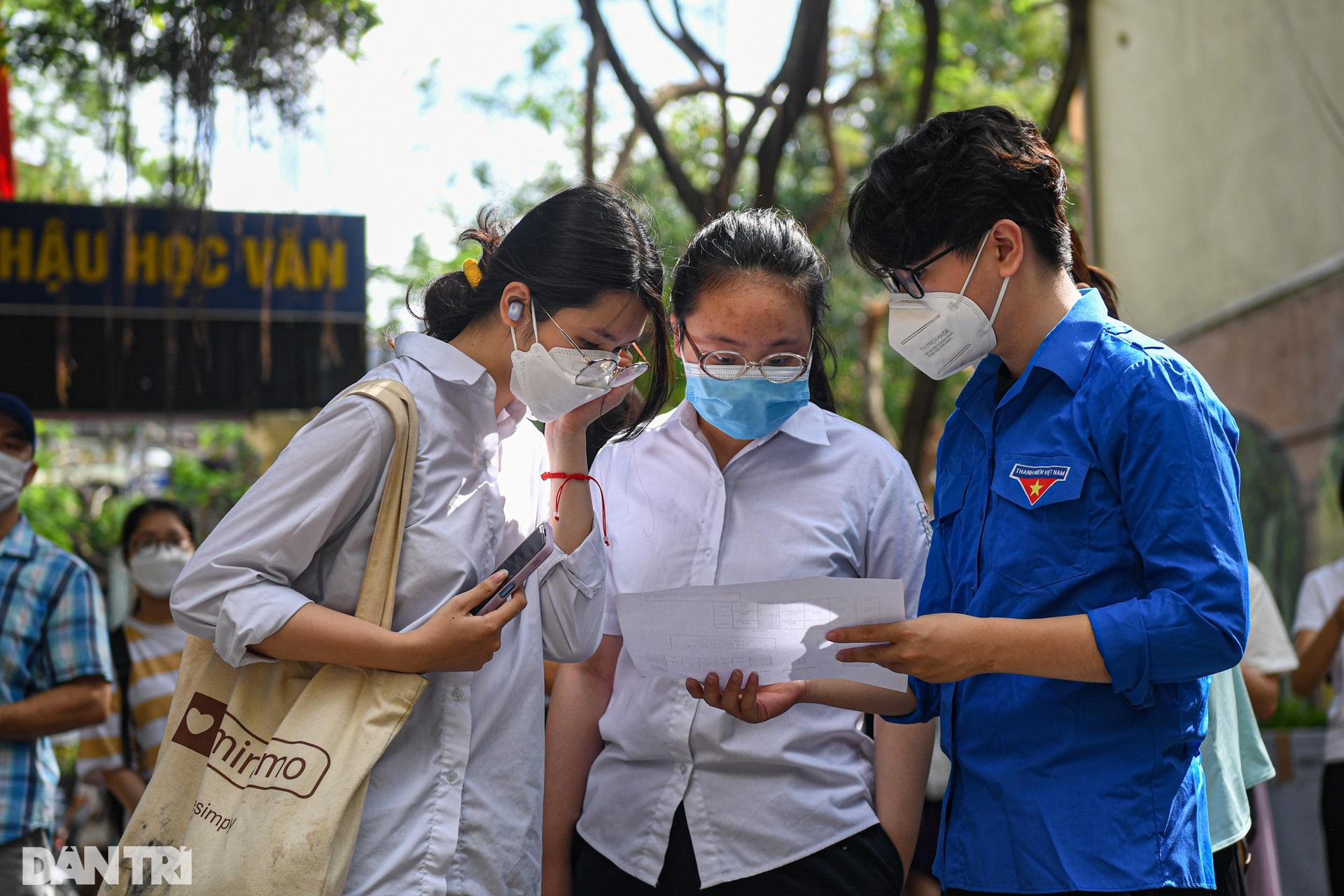 Thí sinh Hà Nội đội nắng tới các điểm thi hoàn thành thủ tục dự thi vào 10 - 3 Thí sinh Hà Nội đội nắng tới các điểm thi hoàn thành thủ tục dự thi vào 10 - 3