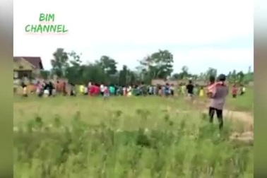 Cậu bé Indonesia bị cuốn lên trời vì vướng phải dây diều