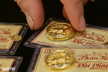Giá vàng nhích tăng, giá USD hạ nhiệt