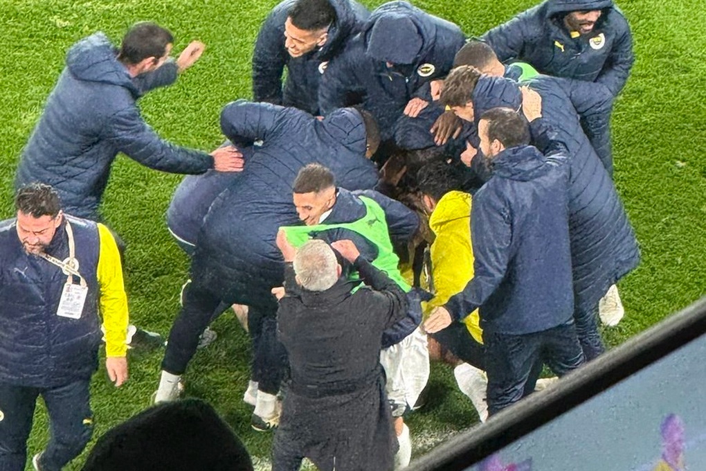 Đang ăn mừng bàn thắng, cầu thủ Fenerbahce bị HLV Mourinho lôi cổ vào sân - 2 Đang ăn mừng bàn thắng, cầu thủ Fenerbahce bị HLV Mourinho lôi cổ vào sân - 2
