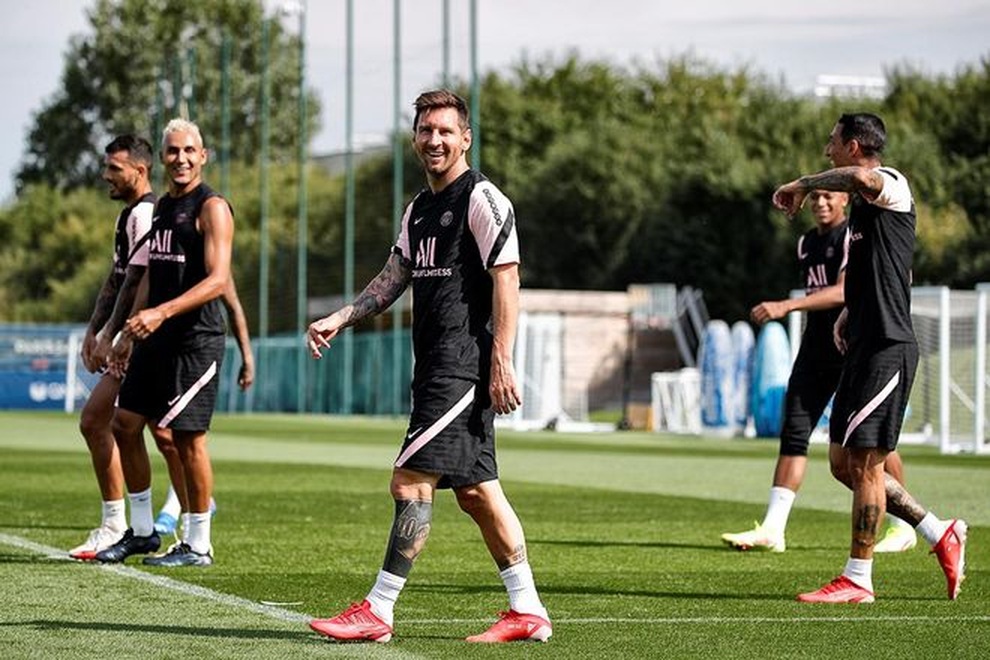 Messi cười tươi rói trong buổi tập đầu tiên với PSG - 10 Messi cười tươi rói trong buổi tập đầu tiên với PSG - 10