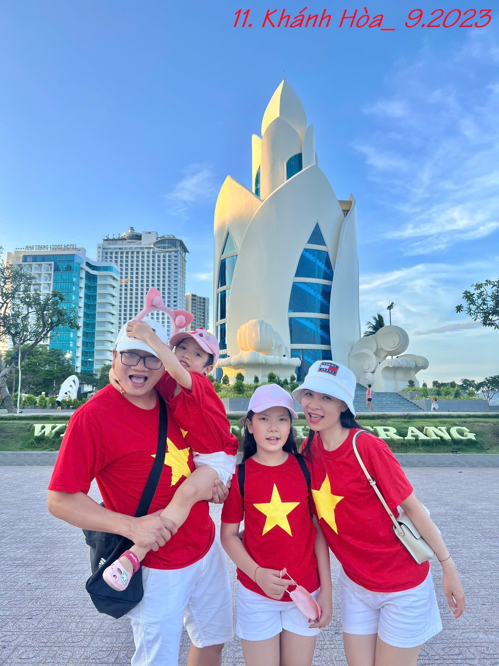 Gia đình ở Hà Nội mặc áo cờ đỏ sao vàng đi khắp Việt Nam chụp ảnh - 4 Gia đình ở Hà Nội mặc áo cờ đỏ sao vàng đi khắp Việt Nam chụp ảnh - 4