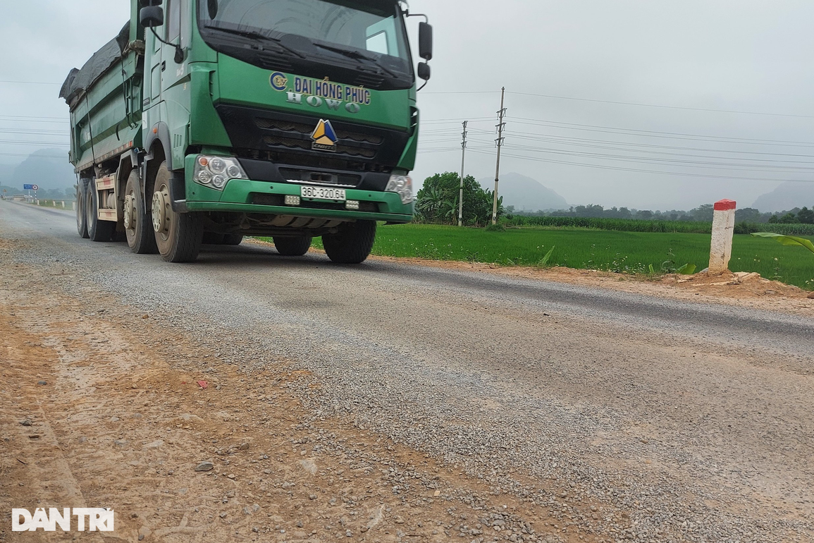 Tuyến đường hơn 130 tỷ đồng chưa bàn giao đã xuống cấp nghiêm trọng - 2 Tuyến đường hơn 130 tỷ đồng chưa bàn giao đã xuống cấp nghiêm trọng - 2