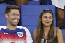 Những bóng hồng xinh đẹp luôn sát cánh cùng đội tuyển Anh