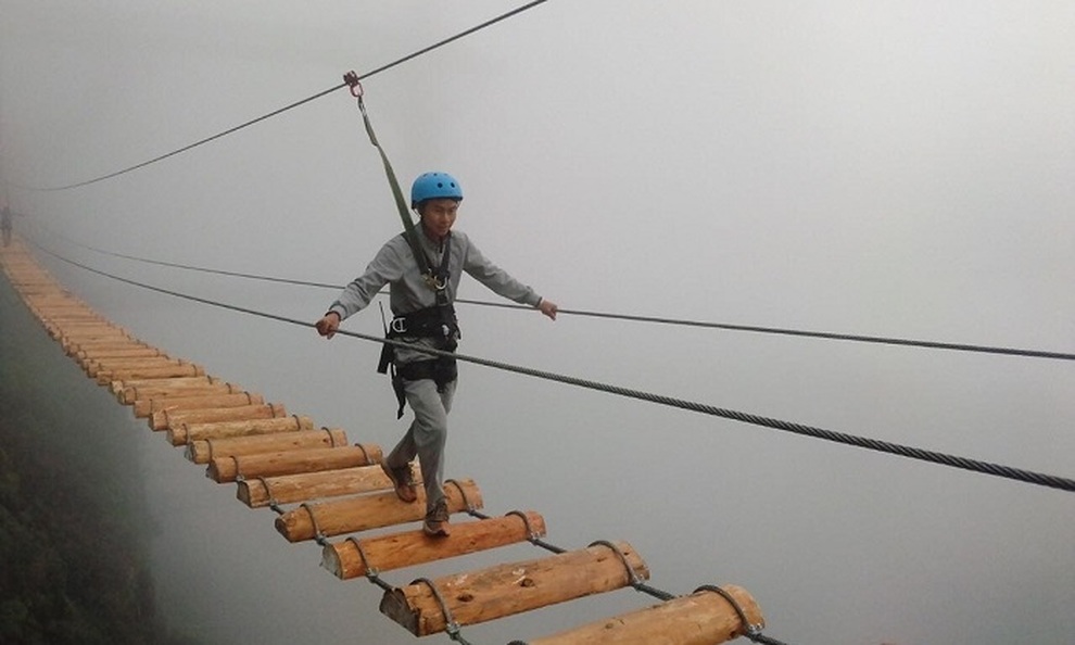 Du khách hoảng loạn, gào thét khi chơi cầu treo mạo hiểm - 2 Du khách hoảng loạn, gào thét khi chơi cầu treo mạo hiểm - 2