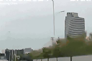 Đường ống vỡ tung khiến chất thải phun như mưa, người dân khổ vì hôi thối