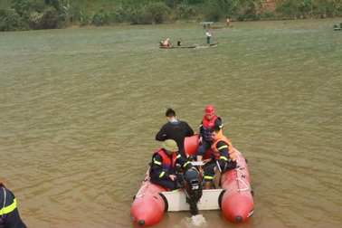 Lật thuyền chở 7 người trên sông Lô