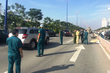 Chạy "nhầm" vào làn ô tô, 2 nữ sinh bị xe bồn cán chết