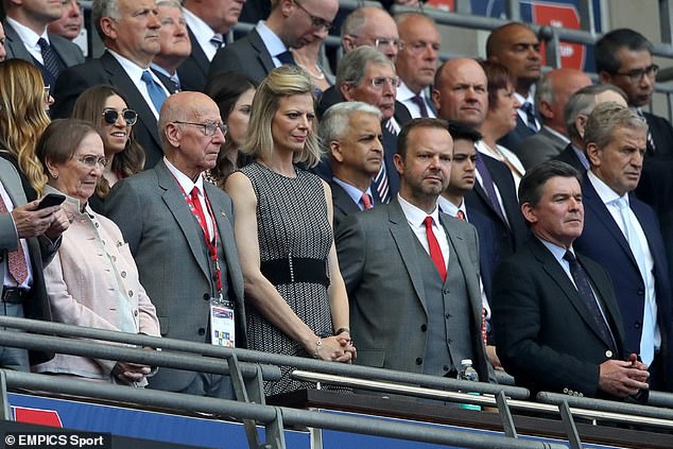 Cổ động viên Man Utd tấn công nhà Phó Chủ tịch Ed Woodward - 2 Cổ động viên Man Utd tấn công nhà Phó Chủ tịch Ed Woodward - 2