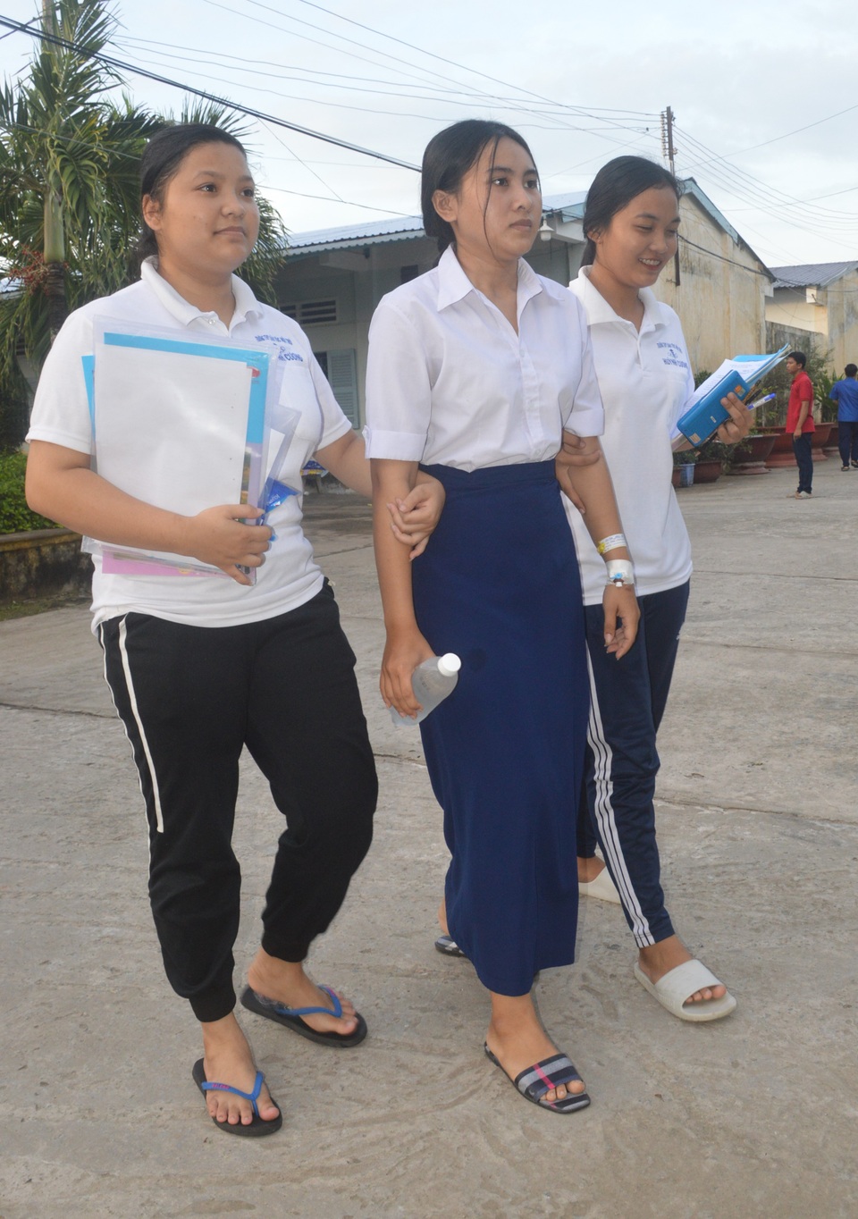 Nhiều thí sinh nén nỗi đau quyết tâm đi thi tốt nghiệp THPT - 3