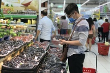 Hà Nội sau 1 tuần cách ly xã hội: Hàng hóa ngập tràn, khách thỏa sức mua