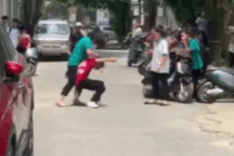 Nữ sinh túm tóc, giật bạn ngã giữa đường, vặc lại người lớn can ngăn