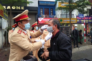 CSGT phát khẩu trang miễn phí cho người đi đường