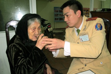 Hà Nội: CSGT tìm người thân giúp cụ già 91 tuổi lạc dưới mưa