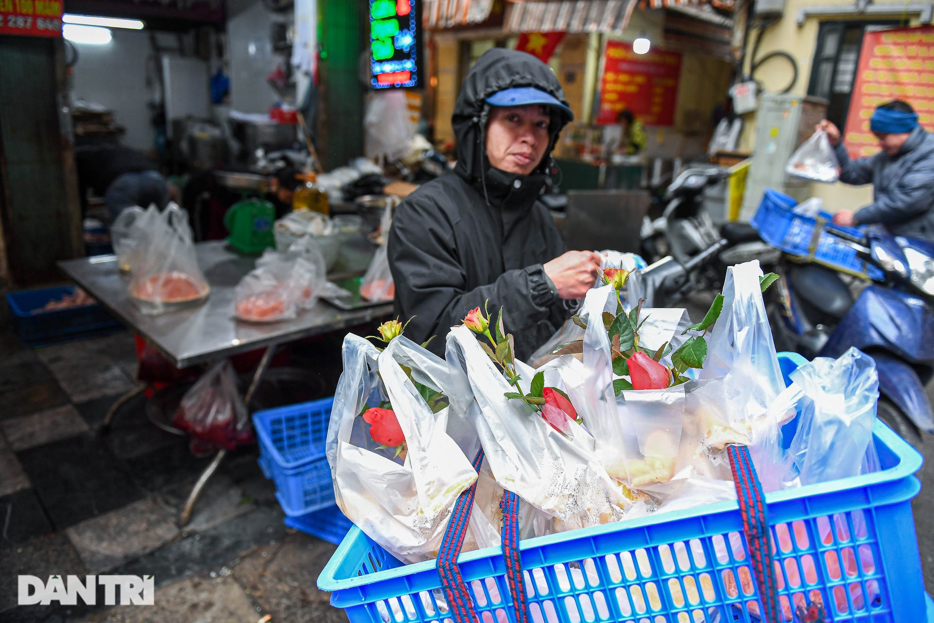 Xếp hàng mua gà ngậm hoa hồng ở khu chợ nhà giàu nổi tiếng Hà Nội - 8 Xếp hàng mua gà ngậm hoa hồng ở khu chợ nhà giàu nổi tiếng Hà Nội - 8