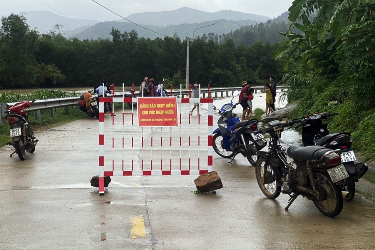 Đi qua đường tràn suối, người đàn ông ở Phú Yên bị lũ cuốn trôi - 1