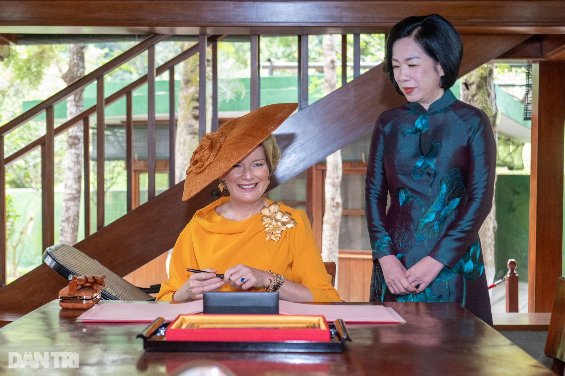 Phu nhân Minh Nguyệt cùng Hoàng hậu Bỉ thăm Nhà sàn Bác Hồ, cho cá ăn - 9 Phu nhân Minh Nguyệt cùng Hoàng hậu Bỉ thăm Nhà sàn Bác Hồ, cho cá ăn - 9