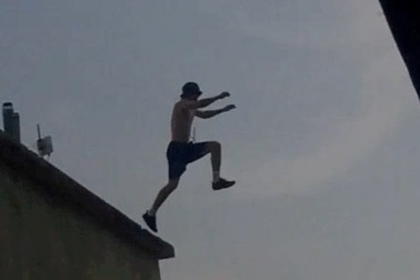 Du khách bị trục xuất vì những cú nhảy "coi trời bằng vung"