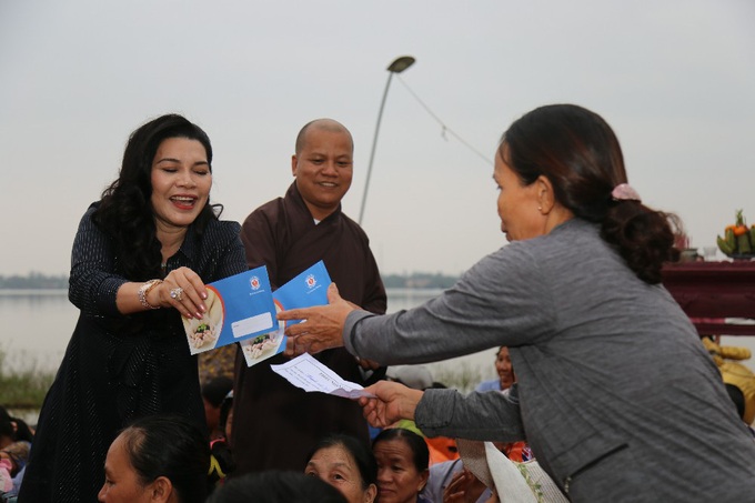 Quỹ Từ thiện Kim Oanh tặng 200 phần quà cho các hộ gia đình nghèo khó Thừa Thiên - Huế - Ảnh 3.