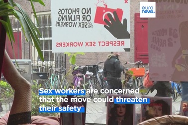 Hà Lan: Những cô gái bán hoa đổ xô phản đối dời phố đèn đỏ ra ngoại ô