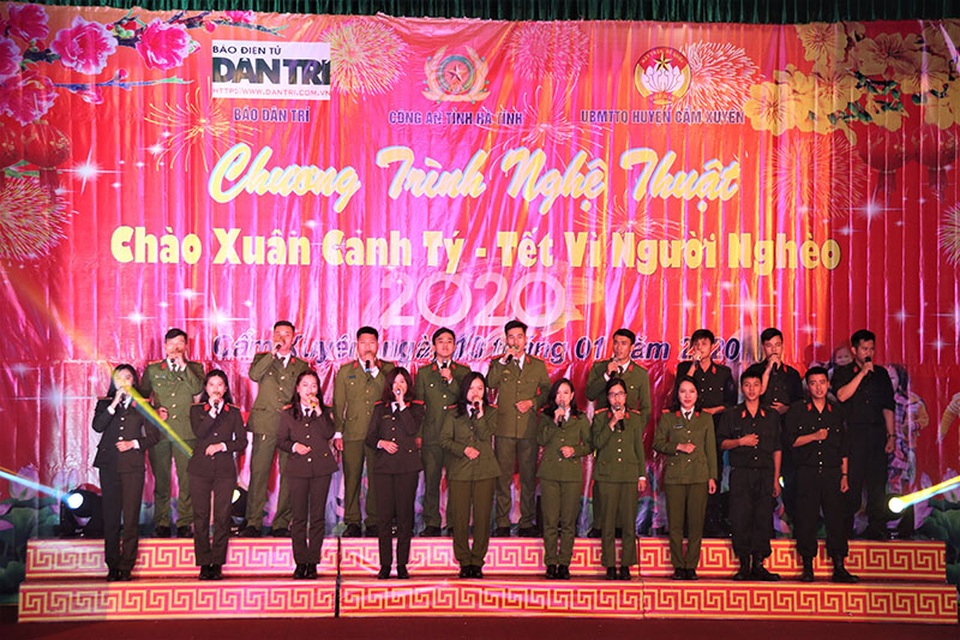 Ấm tình Xuân đêm giao lưu ủng hộ dân nghèo Hà Tĩnh đón Tết - 1 Ấm tình Xuân đêm giao lưu ủng hộ dân nghèo Hà Tĩnh đón Tết - 1