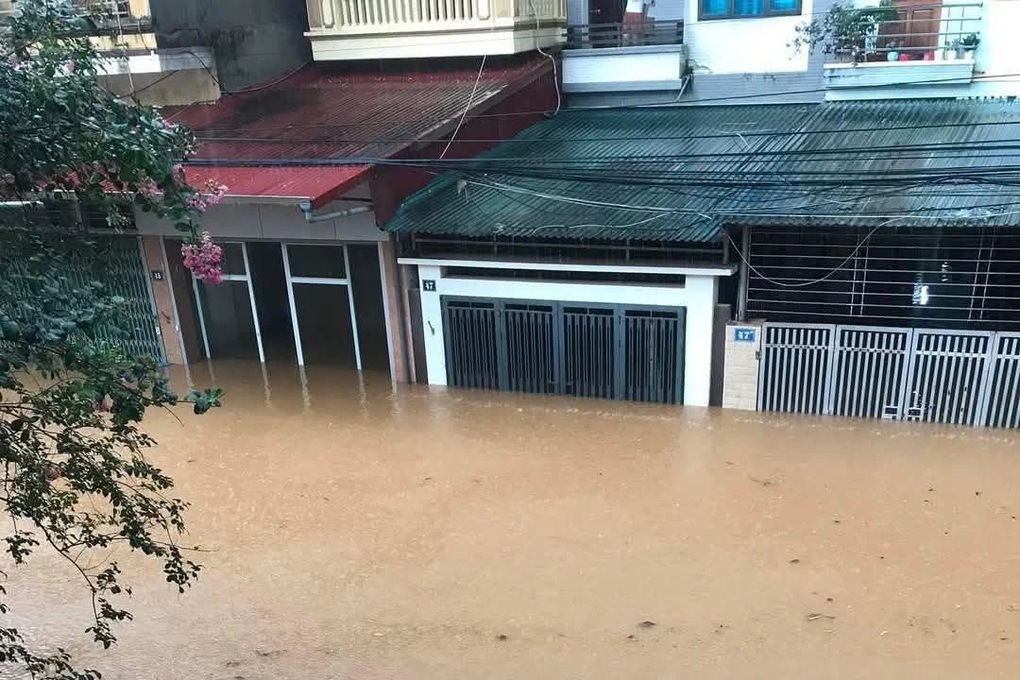Mưa lớn gây ngập nặng tại TP Yên Bái, nước cao ngang thân nhà - 1 Mưa lớn gây ngập nặng tại TP Yên Bái, nước cao ngang thân nhà - 1