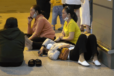 Người dân vạ vật ở sân bay Tân Sơn Nhất chờ đón Việt kiều về nước